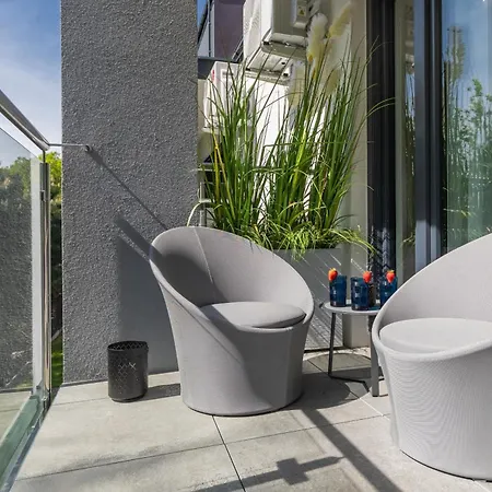 Coast Close To The With Parking & Balcony By Renters *