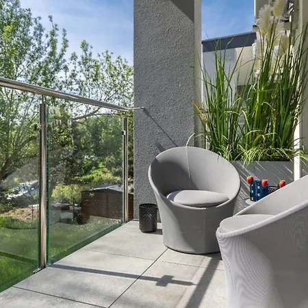 Coast Close To The With Parking & Balcony By Renters