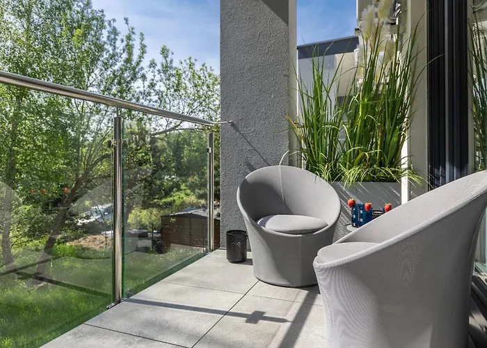 Coast Close To The With Parking & Balcony By Renters